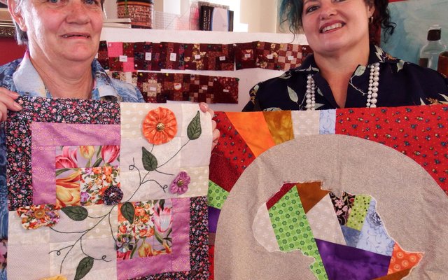 Suzette Reynecke (links) en Alda Rowan vertoon hier hulle Pan-Africa kwiltblokke, met hulle 365-dae kwiltblokkies agter hulle 